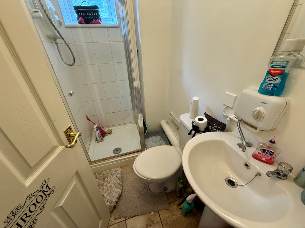 Lot: 148 - FREEHOLD BLOCK OF SIX FLATS FOR INVESTMENT - Shower room with W.C.